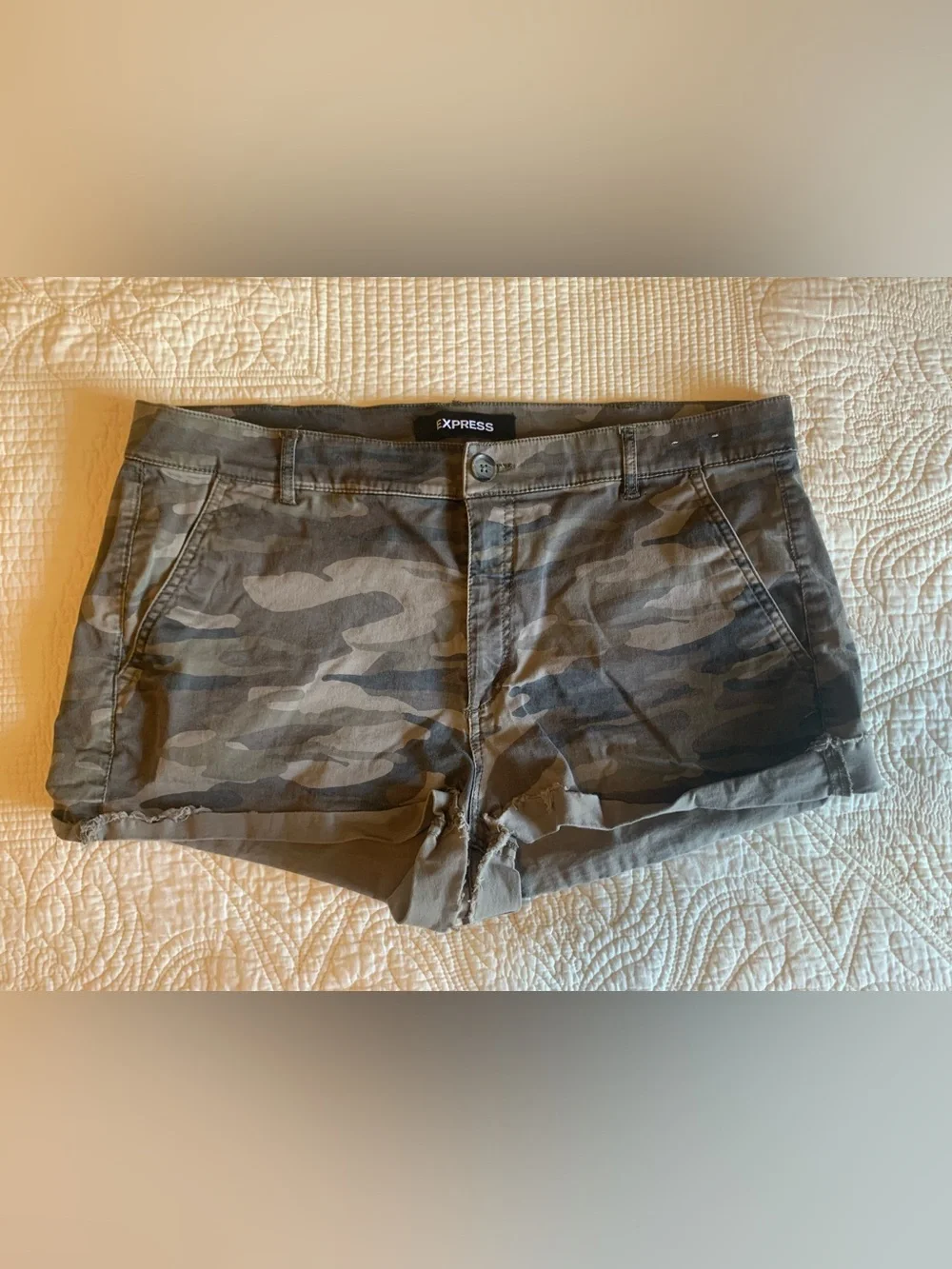 Express Camouflage Mid-Rise Shortie Shorts